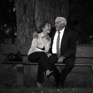 07-27 1000x1000 couple âgés sur banc de parc en noir et blanc