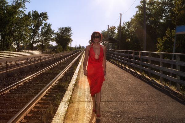 Martin Bernier Photographe-50 Séance photo Portfolio modèle robe longue rouge talon haut train station