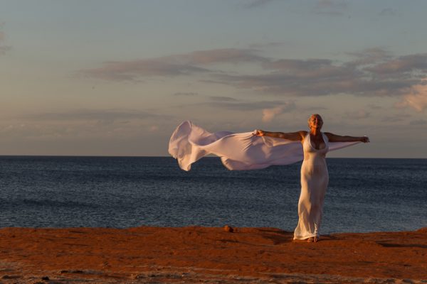 Martin Bernier Photographe-52 Séance photo Portfolio modèle robe longue blanche bord de mer vent voile